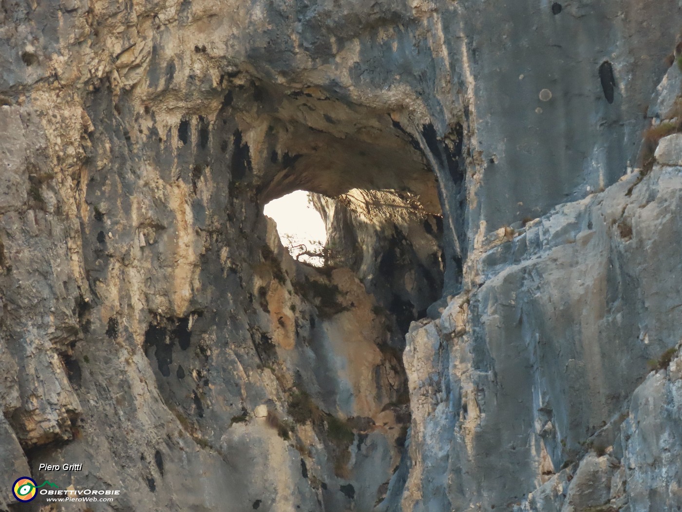 72 Il foro nella roccia.JPG